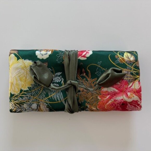 Gifts from China - Cosmetic Bag, Fabric Gift Bag, Hand Held Folding Fan - Picture 2 of 9